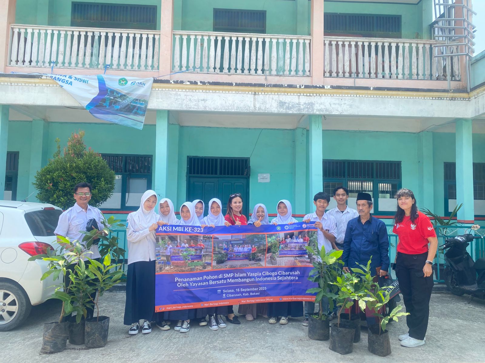 PENANAMAN POHON DI SMP ISLAM YASPIA CIBOGO CIBARUSAH OLEH YAYASAN BERSATU MEMBANGUN  INDONESIA SEJAHTERA